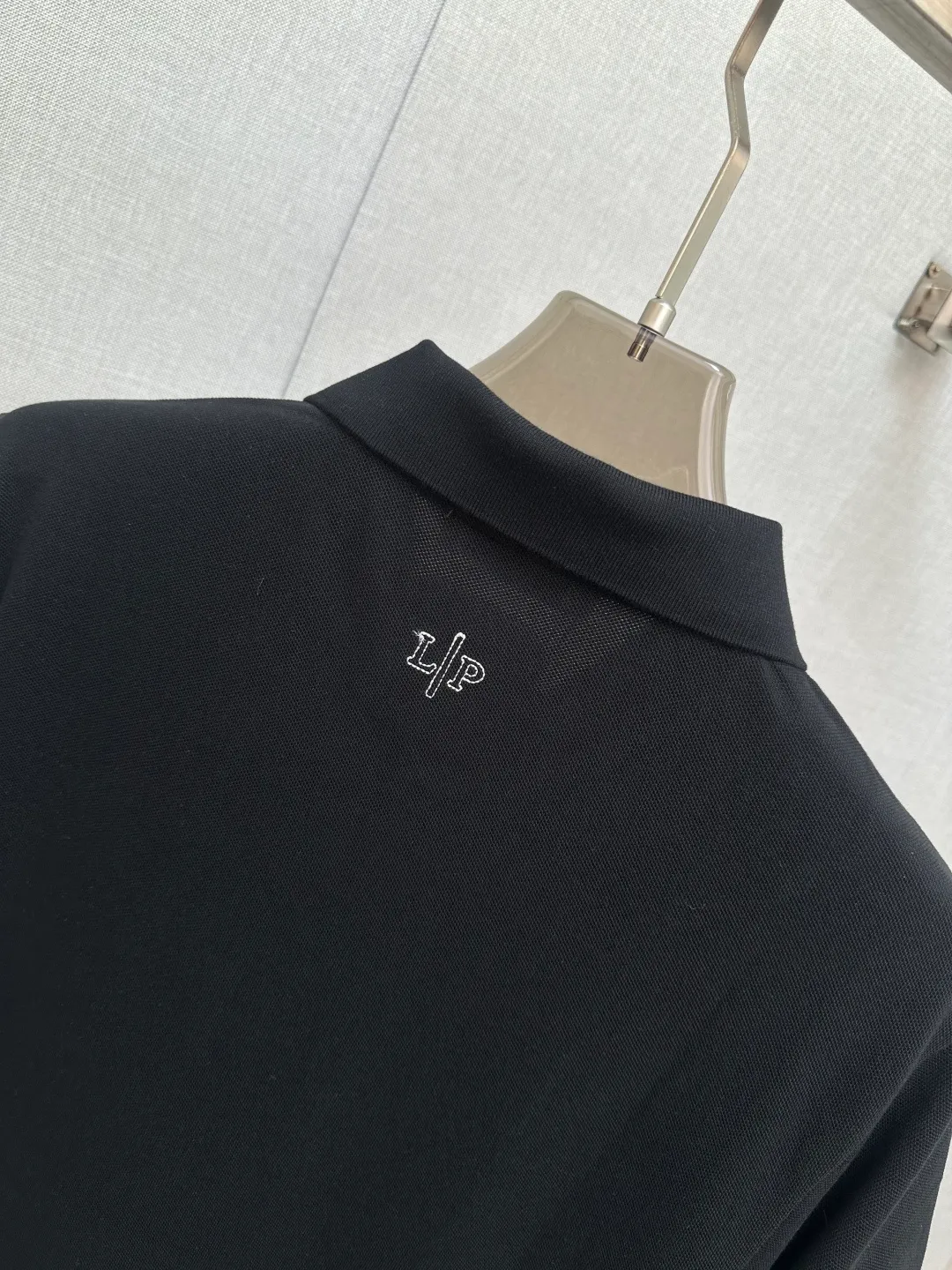 Available at the official New Arrival counter at the same time, men's lapel short-sleeved POLO shirts, Premium mainline Series, imported piqué mercerized cotton fabric, with first-class texture, excellent skin-friendliness, silky and delicate touch, fashionable three-button placket design, small lapels, fashionable and age-reducing, and the upper body is full of Italian accent, full of style. Sizes: M—3XL